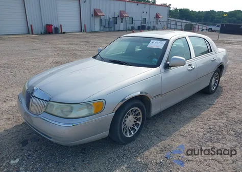 2002 Lincoln Town Car Signature z USA, uszkodzony, nr VIN 1LNHM82W92Y644152